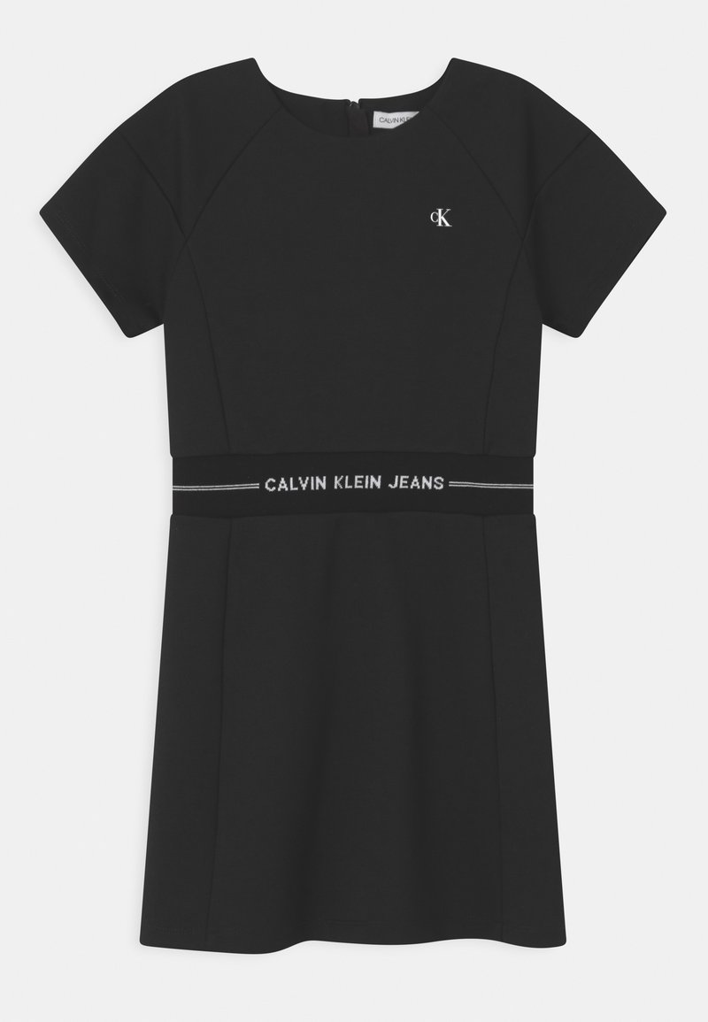Czarna sukienka z krótkimi rękawami, okrągłym dekoltem i dopasowanym talią. Posiada pasek z logo Calvin Klein Jeans w talii. Gładka tekstura materiału.