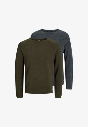 Due maglioni a maniche lunghe con scollo a girocollo in maglia, uno verde oliva davanti e uno grigio scuro dietro, esposti su uno sfondo bianco.