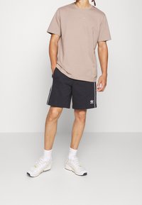 adidas Originals Jednoduché tričko - brown