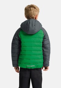 Padded Jacke mit grünem Frontbereich und grauen Ärmeln, mit Kapuze und horizontaler Steppoptik. Reflektierende Details nahe dem Saum.