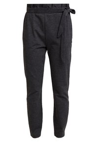 Tmavě šedé zúžené kalhoty s elastickým pasem a látkovým páskem uvázaným do mašle na pravé straně.