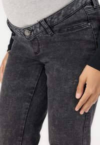 MAMALICIOUS MLOSAKA - Calças de ganga justas - grey denim