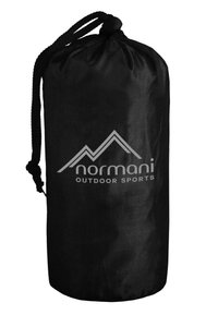 Schwarzer Zugbeutel aus leichtem Stoff, mit einem bedruckten Logo und Berggrafiken sowie dem Text "normani Outdoor Sports."