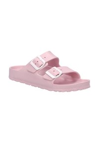Roze rubberen schuifsandalen met twee witte verstelbare gespen, platte zool, open teenontwerp en gestructureerd oppervlak voor grip.