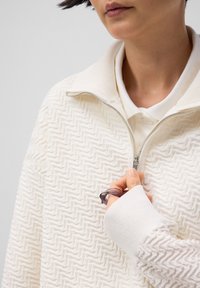 Thumbnail Image 4