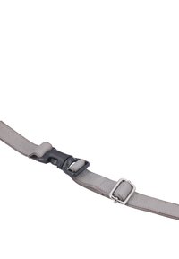 Grijze leren riem met een zwarte plastic gesp, gladde textuur en een metalen ring. Eenvoudig ontwerp met contrasterende materialen.