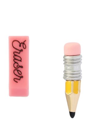 Gomme rectangulaire rose avec le mot "Student" à côté d'une épingle en forme de crayon avec une gomme rose sur fond blanc.
