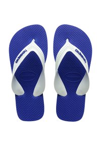 Chancletas de goma azules con correas blancas y una suela texturizada. Presentan un patrón tejido en las correas y el logo impreso en una de las correas blancas.