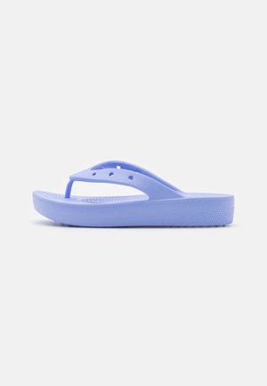 Lyse lilla gummiflip-flop sandal med perforerede stropper og tekstureret fodbund set fra siden på hvid baggrund.
