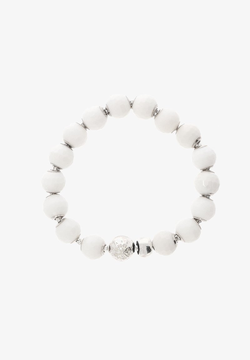 Bracelet avec des perles blanches rondes séparées par de petits intercalaires en argent et une perle plus grosse en argent avec des symboles gravés.