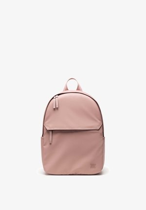 Sac à dos rose avec une texture lisse, une forme arrondie, une poignée supérieure, une poche avant et une fermeture zippée. Présente un logo de marque en bas.