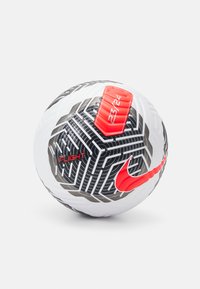 Pallone da calcio Nike Flight con superficie bianca, decorata con motivi geometrici neri, accenti rossi e marchio, progettato per prestazioni ottimali.