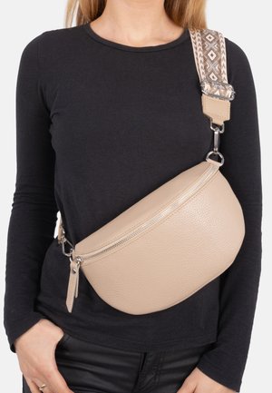 Sac bandoulière beige en cuir texturé, doté d'une forme incurvée et d'une fermeture éclair, avec une sangle réglable à motifs.