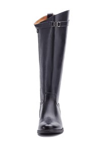 Botte en cuir noire montée jusqu'au genou, avec un bout rond, une texture lisse et une sangle d'accent sur le côté. Présente une tige droite et des coutures minimales.