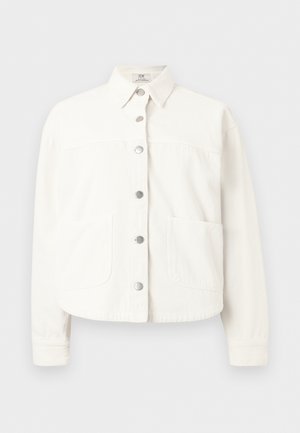 Άσπρο μακρυμάνικο πουκάμισο-ζακέτα με γιακά και δύο μεγάλες τσέπες στο μπροστινό μέρος, εμφανίζεται πάνω σε απλό φόντο.