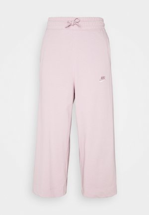 Jasnoróżowe szerokie, skrócone spodnie dresowe Nike z elastycznym pasem i sznurkiem, z małym logo Nike na lewej udzie.