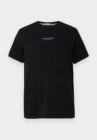 Zwarte katoenen T-shirt met een ronde hals. Bevat blauwe tekst 'WEEKEND OFFENDER' en 'ADMIT NOTHING' gedrukt op de borst. Eenvoudig ontwerp.