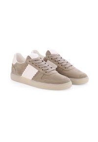 Beige Wildlederschuhe mit weißen Akzenten, strukturierten Seitenpaneelen, Schnürdesign und einer Gummisohle mit Zickzackdetails.