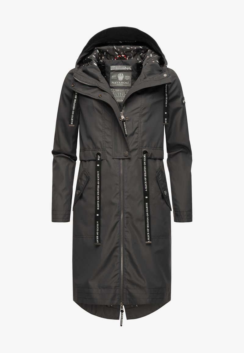 Parka longue grise avec une taille à liens, fermeture éclair à l'avant, poches latérales et capuche. L'intérieur présente une doublure à motif. Poignets de manches ajustables.