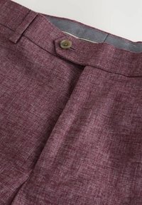 Burgunderfarbene Leinenmix-Hose mit strukturierter Oberfläche, ausgestattet mit einem Knopfverschluss und einem kontrastierenden Bundfutter.