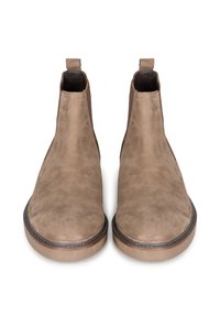 Stivaletti Chelsea in suede marrone con una texture liscia, pannelli laterali elastici e linguetta per una facile calzata. Punta arrotondata e suola in gomma bassa e a contrasto.