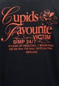 Κείμενο «Το Αγαπημένο Θύμα του Έρωτα Simp 24/7» σε πορτοκαλί χρώμα με τον Έρωτα να κρατά τόξο και βέλος, και τα στοιχεία επικοινωνίας από κάτω σε μαύρο φόντο.