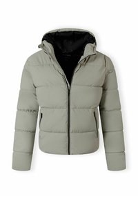 Chaqueta acolchada aislante de color gris claro con cremallera frontal, capucha y bolsillos laterales. Presenta paneles cosidos para textura y un forro interior negro.