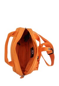 Oranger Rucksack aus strapazierfähigem Material mit einem Reißverschluss, stabilen gewebten Griffen und einem verstellbaren Tragegurt. Verfügt über Innenfächer zur besseren Organisation.