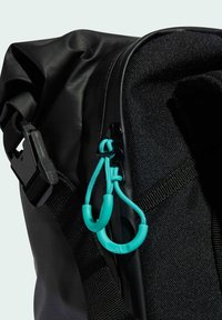 čierna vodotesná taška s textúrovanou tkaninou, s tyrkysovým ťahákom na zips a čiernou plastovou prackou.