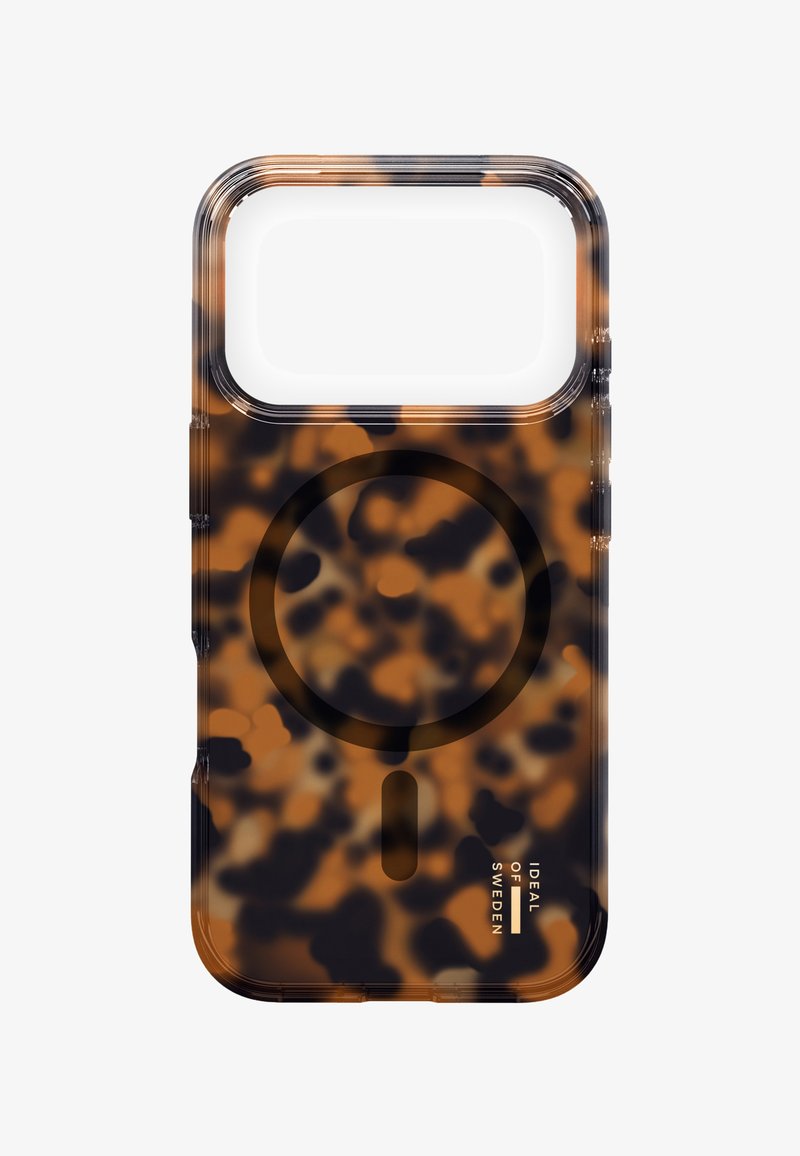 Funda de teléfono transparente con patrón de carey en tonos marrones y negros. Cuenta con un área magnética circular y texto de marca.