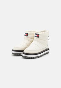 Tommy Jeans PADDED FLAT - Ziemas zābaki - rich cream