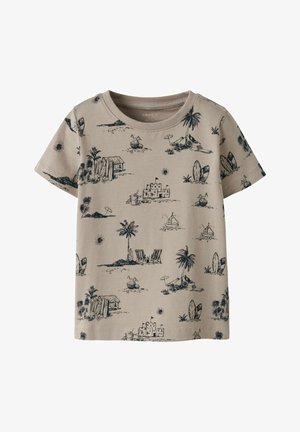 Beige pamut póló, kék tengerparti mintával, pálmafákkal, szörfdeszkákkal, nappal és strandházakkal. Rövid ujjú és kerek nyakkivágású dizájn.