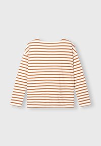 Langsleeve katoenen top met een crème achtergrond en bruine horizontale strepen. Ronde halslijn en een relaxte pasvorm. Zachte, gladde textuur.