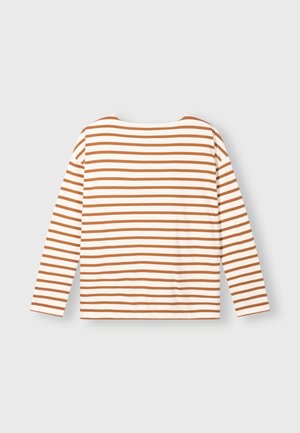 Langsleeve katoenen top met een crème achtergrond en bruine horizontale strepen. Ronde halslijn en een relaxte pasvorm. Zachte, gladde textuur.