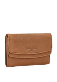 Bruine leren portemonnee met een gestructureerde afwerking, voorzien van een klep sluiting en een reliëf merklogo aan de voorkant. Compact rechthoekig formaat.