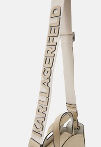 KARL LAGERFELD CIRCLE TOTE PERFORATED - Käsilaukku - sand