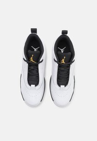 Jordan JORDAN MAX AURA 6 - Sneakers basse - white/metallic gold/black