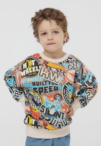 Felpa colorata e stampata realizzata in tessuto morbido; presenta grafiche da corsa in arancione, blu e nero; colletto e polsini a coste.