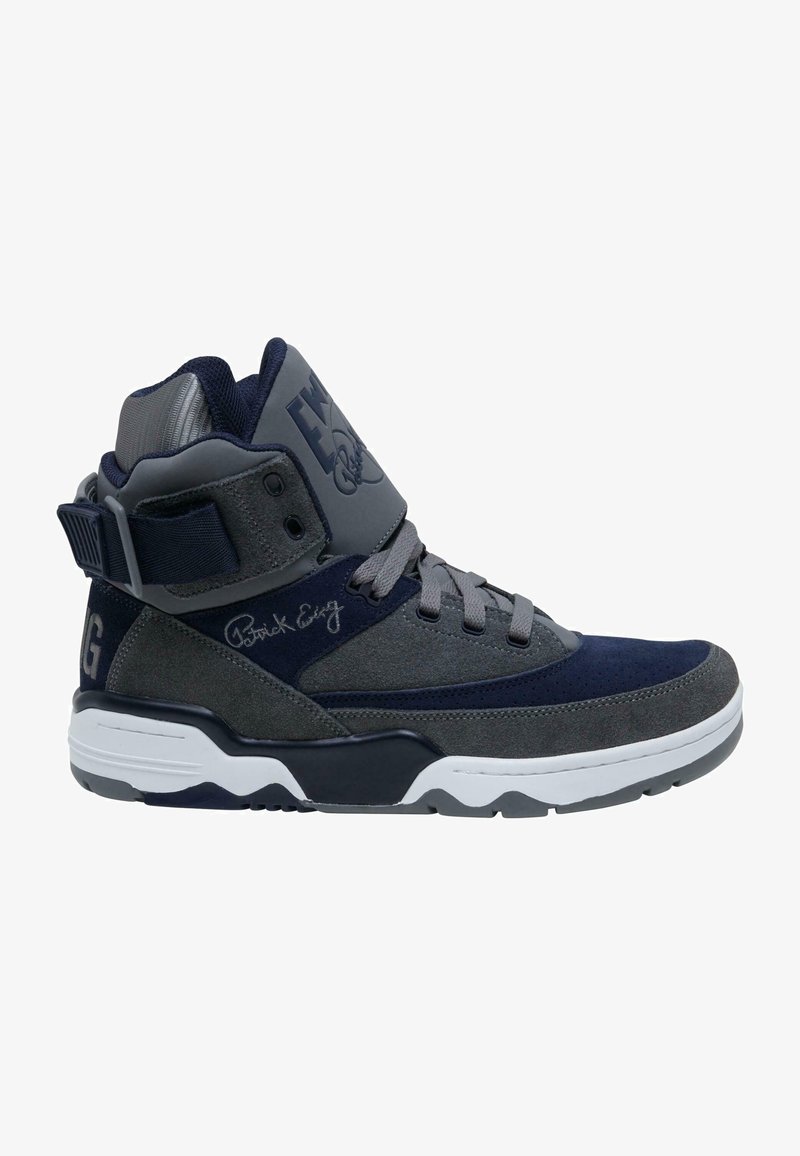 Kõrge säärega tennisejalats hallides ja mereväe sinistes toonides, millel on seemisnahast ja sünteetilised materjalid, polsterdatud kaelus, iseloomulikud detailid ja valge vahetald.