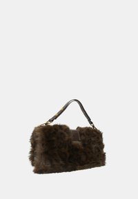 Borsa in finta pelliccia marrone con una finitura testurizzata, caratterizzata da un accentuazione in pelle marrone e una tracolla corta e regolabile con hardware in metallo.