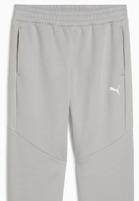 Lysgrå sweatpants med en tekstureret talje, sidelommer og et hvidt Puma-logo på fronten, med et tapered ben design.