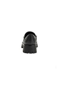 Scarpa nera in pelle con superficie testurizzata, tallone arrotondato e suola in gomma spessa caratterizzata da scanalature profonde. Design semplice senza accenti aggiuntivi.