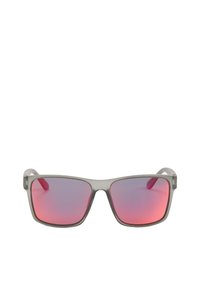 Okulary przeciwsłoneczne w kwadratowym kształcie, półprzezroczysta szara oprawka oraz gradientowe czerwone soczewki przechodzące od czerwonego do różowego.