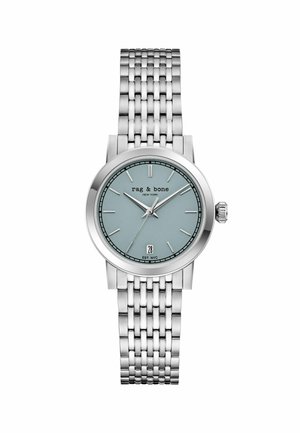 Orologio da polso in metallo argentato con quadrante azzurro chiaro, sottili indici delle ore, finestra del datario alle 6 e il testo "rag & bone NEW YORK" sul quadrante.