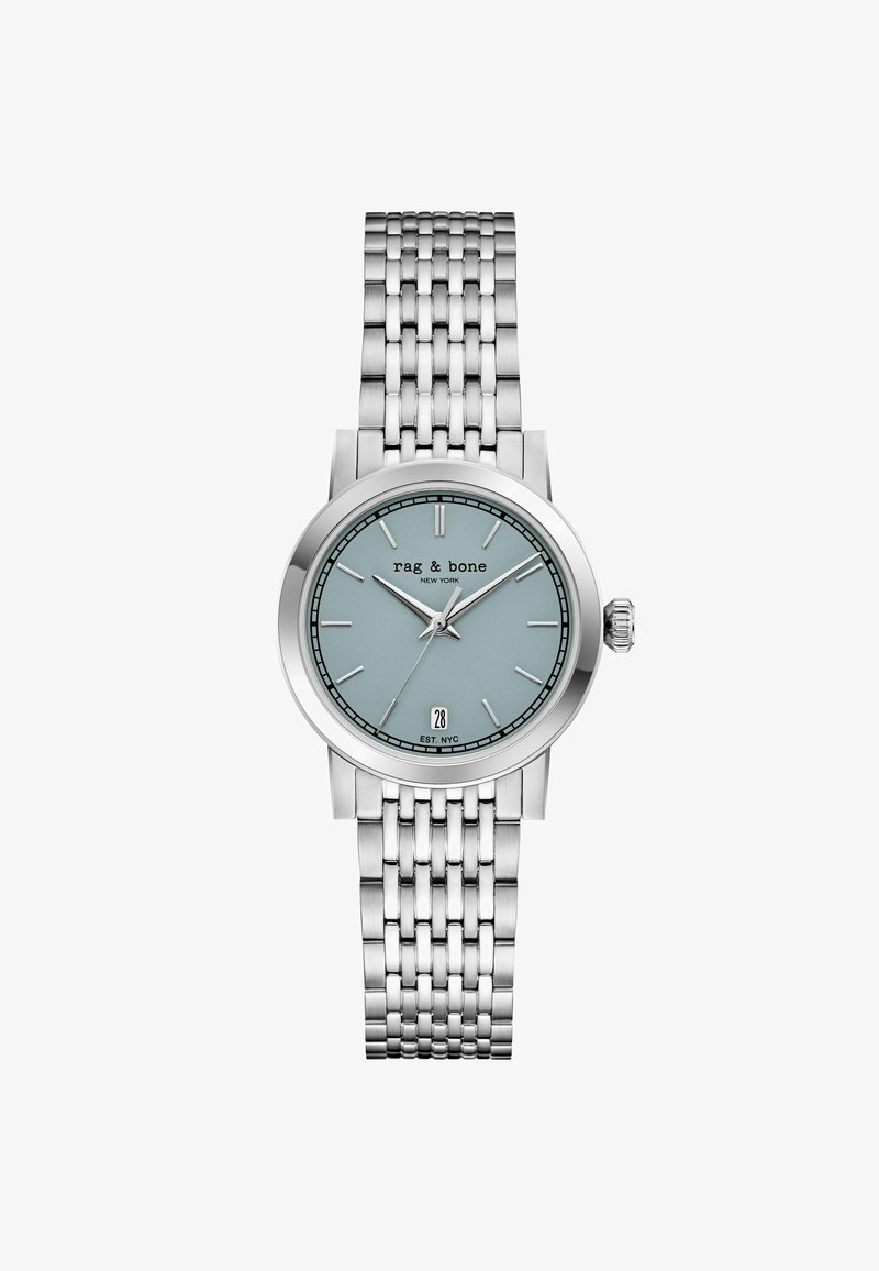 Strieborné kovové náramkové hodinky s svetlomodrým ciferníkom, tenkými hodinovými značkami, okienkom dátumu na pozícii 6 hodín a nápisom "rag & bone NEW YORK" na ciferníku.
