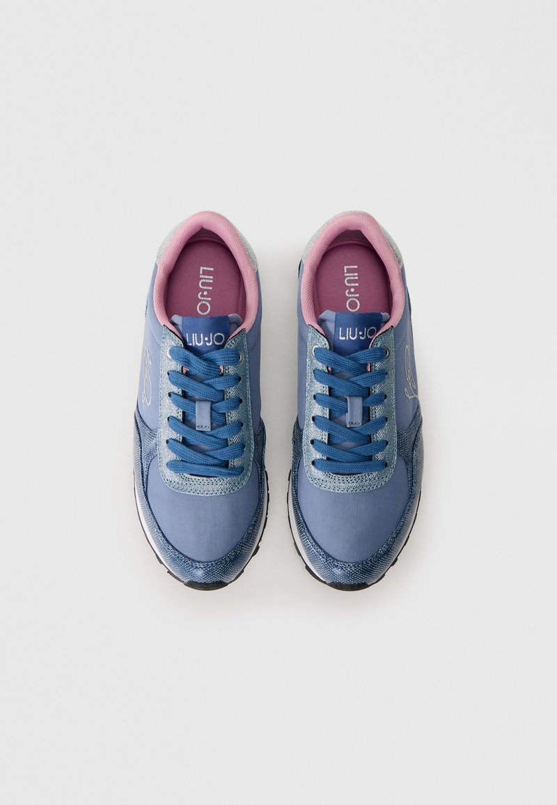 Blauwe sneakers met een bovenwerk van gaas en stof, een roze voering en blauwe veters. Voorzien van een logo op de tong en een gestructureerde zool.