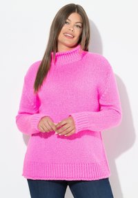 Pull en tricot rose vif avec un col haut, des poignets côtelés et une coupe décontractée. Présente une finition texturée et un design longueur hanche.