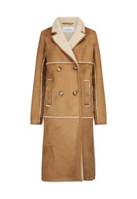 Langer brauner doppelt geknöpfter Mantel mit großem Reverskragen und sichtbarem cremefarbenem Schaffellfutter an den Manschetten und Säumen.