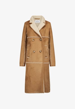 Langer brauner doppelt geknöpfter Mantel mit großem Reverskragen und sichtbarem cremefarbenem Schaffellfutter an den Manschetten und Säumen.