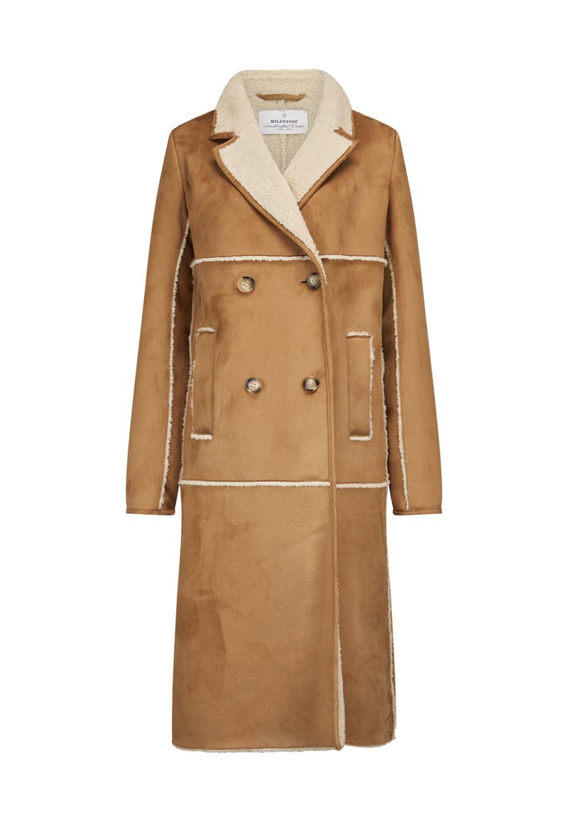 Langer brauner doppelt geknöpfter Mantel mit großem Reverskragen und sichtbarem cremefarbenem Schaffellfutter an den Manschetten und Säumen.